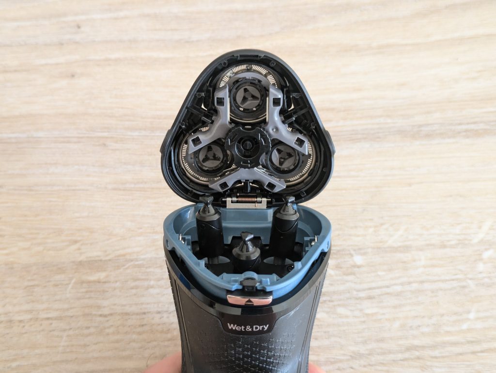 Kopf des Philips Shaver Series 3000 Modell S314500 Rasierers geöffnet
