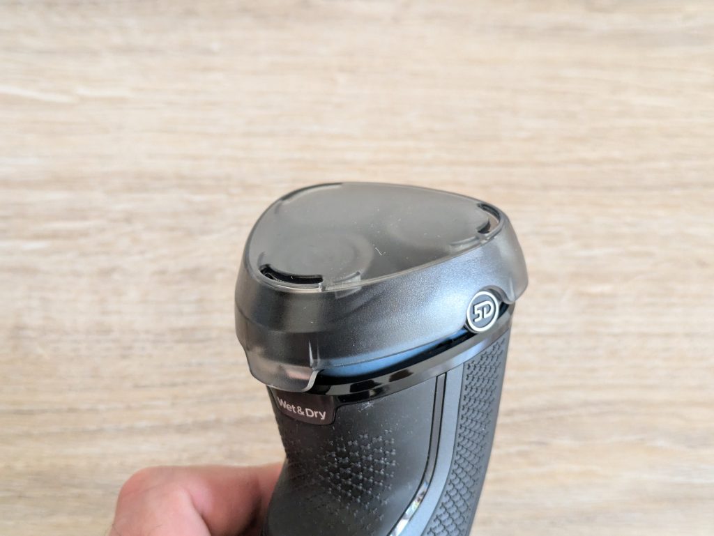 Kopf des Philips Shaver Series 3000 Modell S314500 Rasierers mit Schutzkappe
