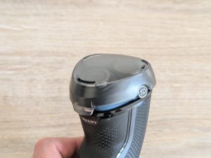 Kopf des Philips Shaver Series 3000 Modell S314500 Rasierers mit Schutzkappe