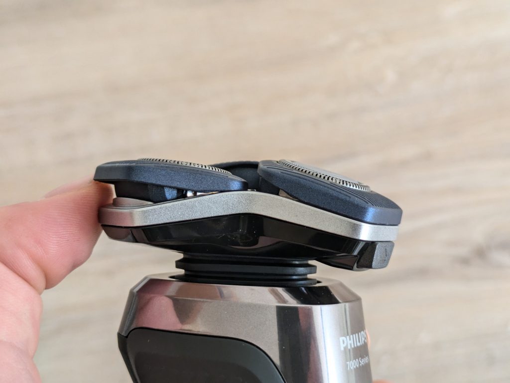 Kopf des Philips Shaver Series 7000 Modell S788735 Rasierers von der Seite
