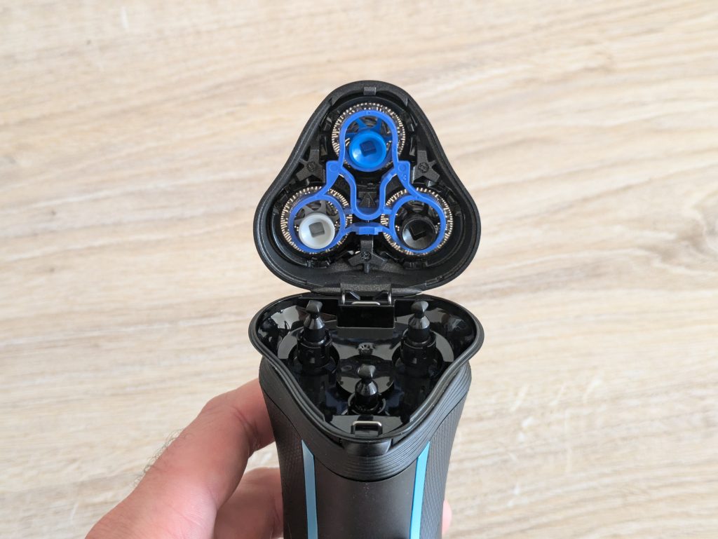 Kopf des Remington R6 Aqua Rasierers geöffnet