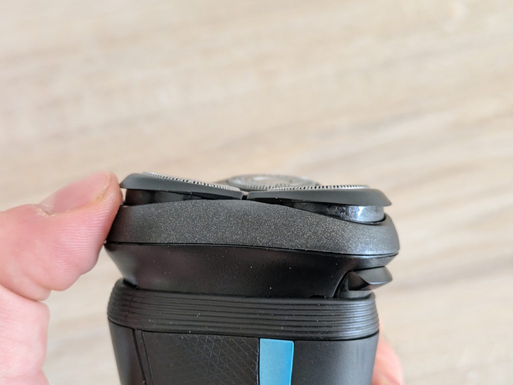 Kopf des Remington R6 Aqua Rasierers von der Seite