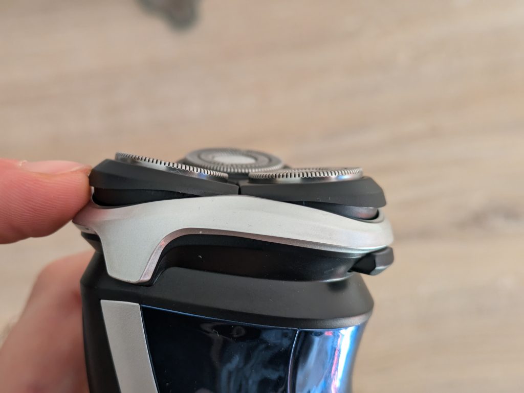 Kopf des SweetLF SWS7105 Rasierers von der Seite