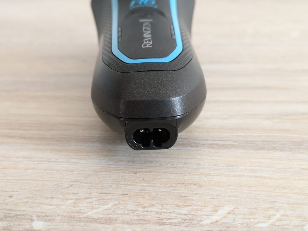 Ladeanschluss des Remington R6 Aqua Rasierers
