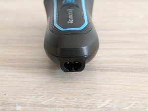 Ladeanschluss des Remington R6 Aqua Rasierers