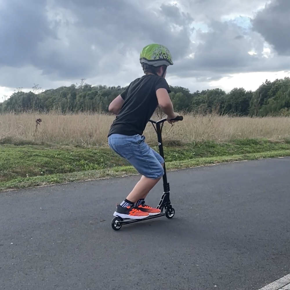 Land SurferPro Stunt-Scooter in Aktion