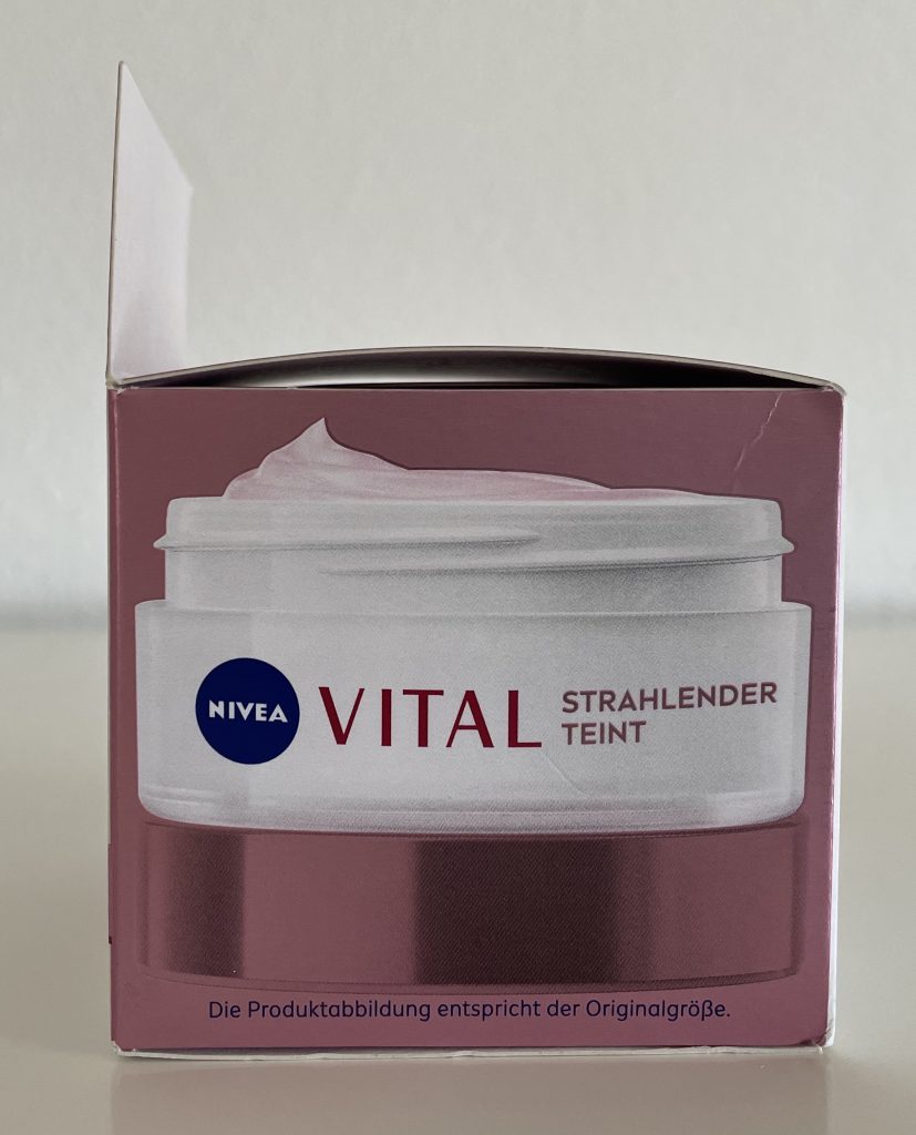 NIVEA VITAL Strahlender Teint Gesichtscreme in der Verpackung von der Seite
