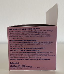 NIVEA VITAL Strahlender Teint Gesichtscreme in der Verpackung von der Seite mit Verbraucherinformationen
