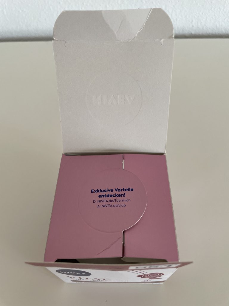 NIVEA VITAL Strahlender Teint Gesichtscreme in der geöffneten Verpackung