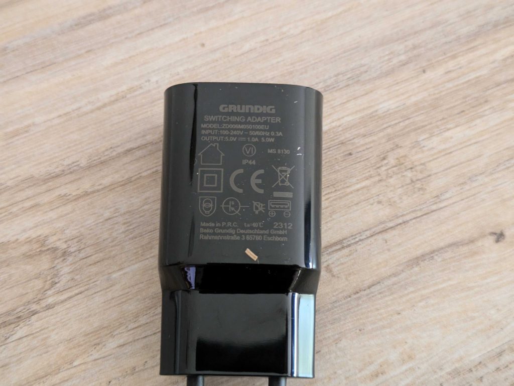 Netzadapter des Grundig ProClub MS 8130 Rasierers von oben