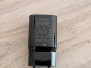 Netzadapter des Grundig ProClub MS 8130 Rasierers von oben
