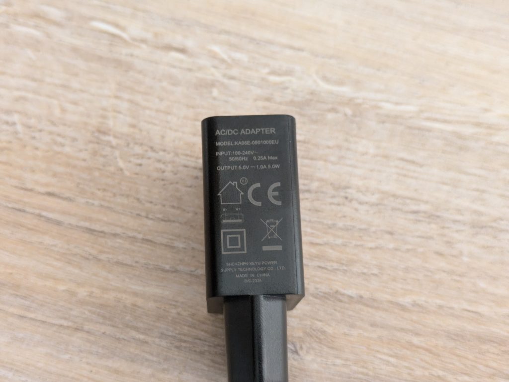 Netzadapter des SweetLF SWS7105 Rasierers von oben