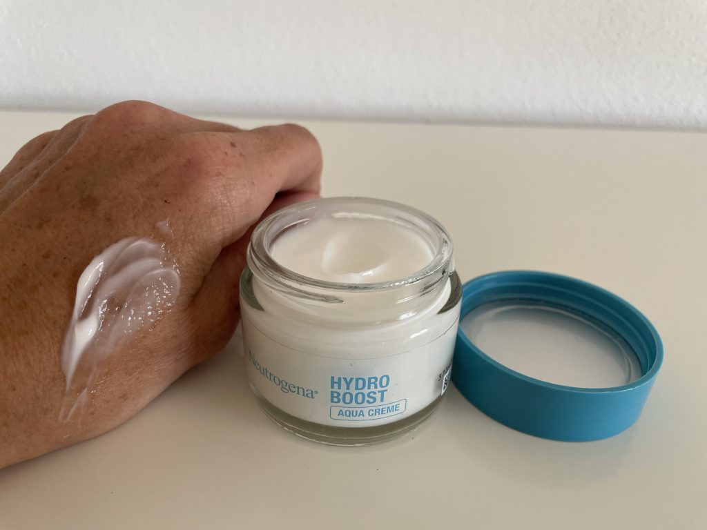 Neutrogena Hydro Boost Gesichtscreme Cremeprobe auf der Hand