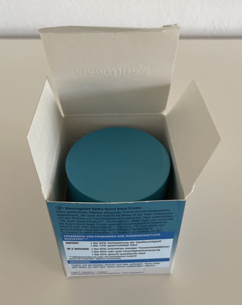 Neutrogena Hydro Boost Gesichtscreme in der geöffneten Verpackung