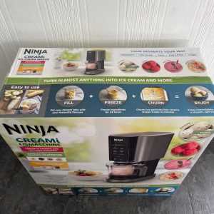 Ninja CREAMi NC300EU Eismaschine Verpackung Seitenansicht