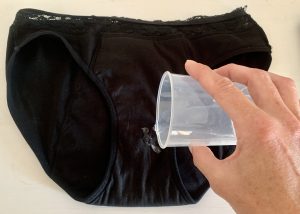 NoBlood Edda Periodenunterwäsche Wassertest
