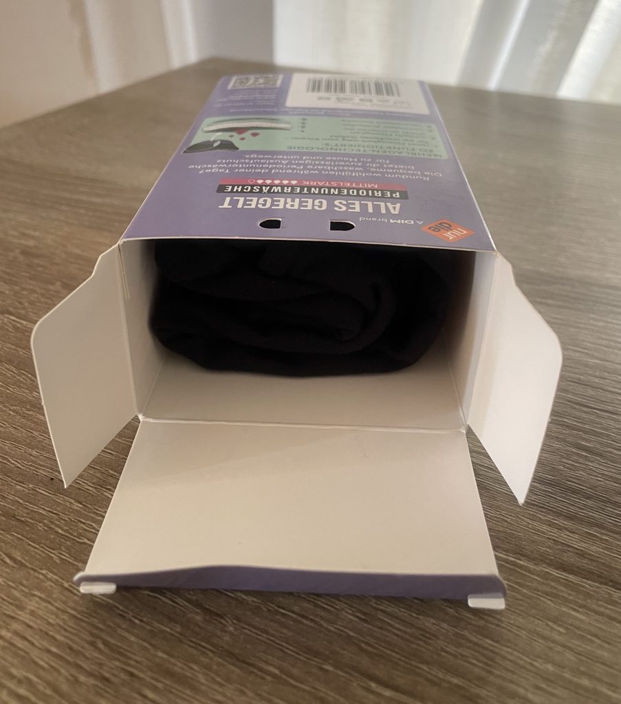Nur Die „Alles geregelt“ Periodenunterwäsche Mittelstark in der geöffneten Verpackung von oben