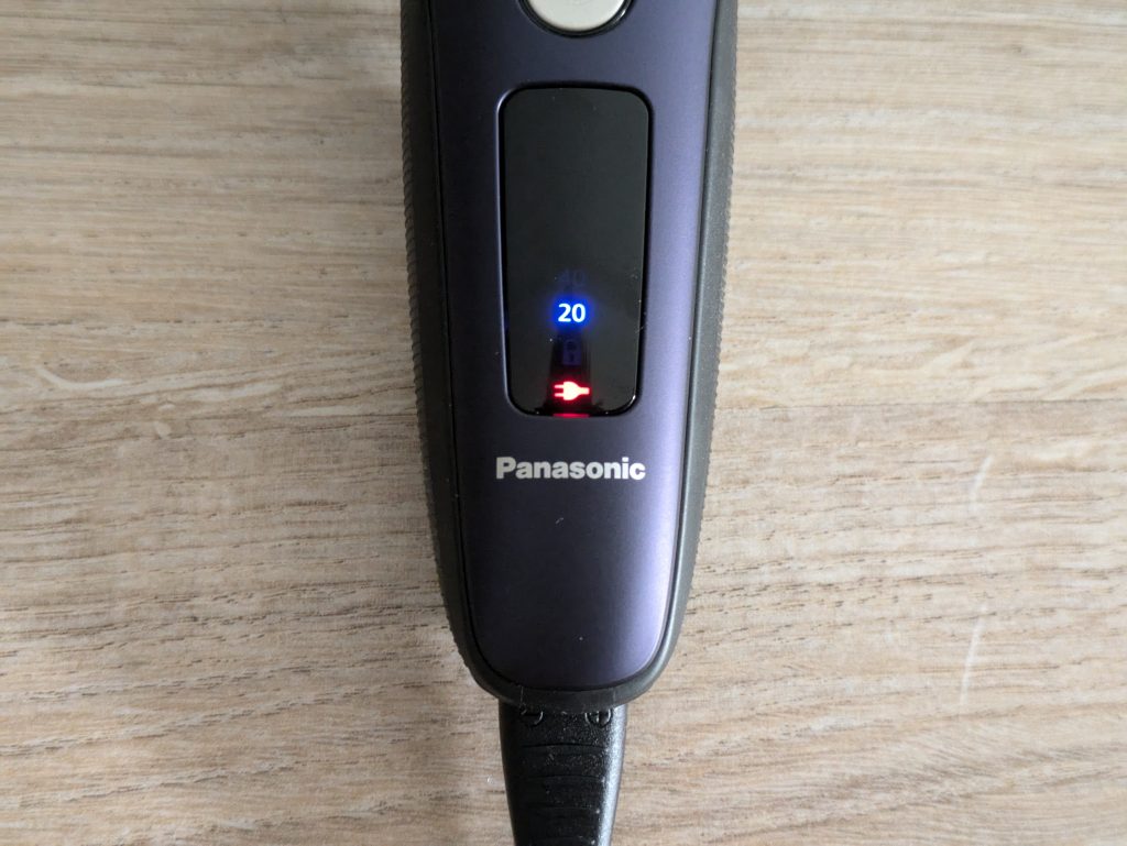 Panasonic ES-LV67A803 Rasierer beim Laden