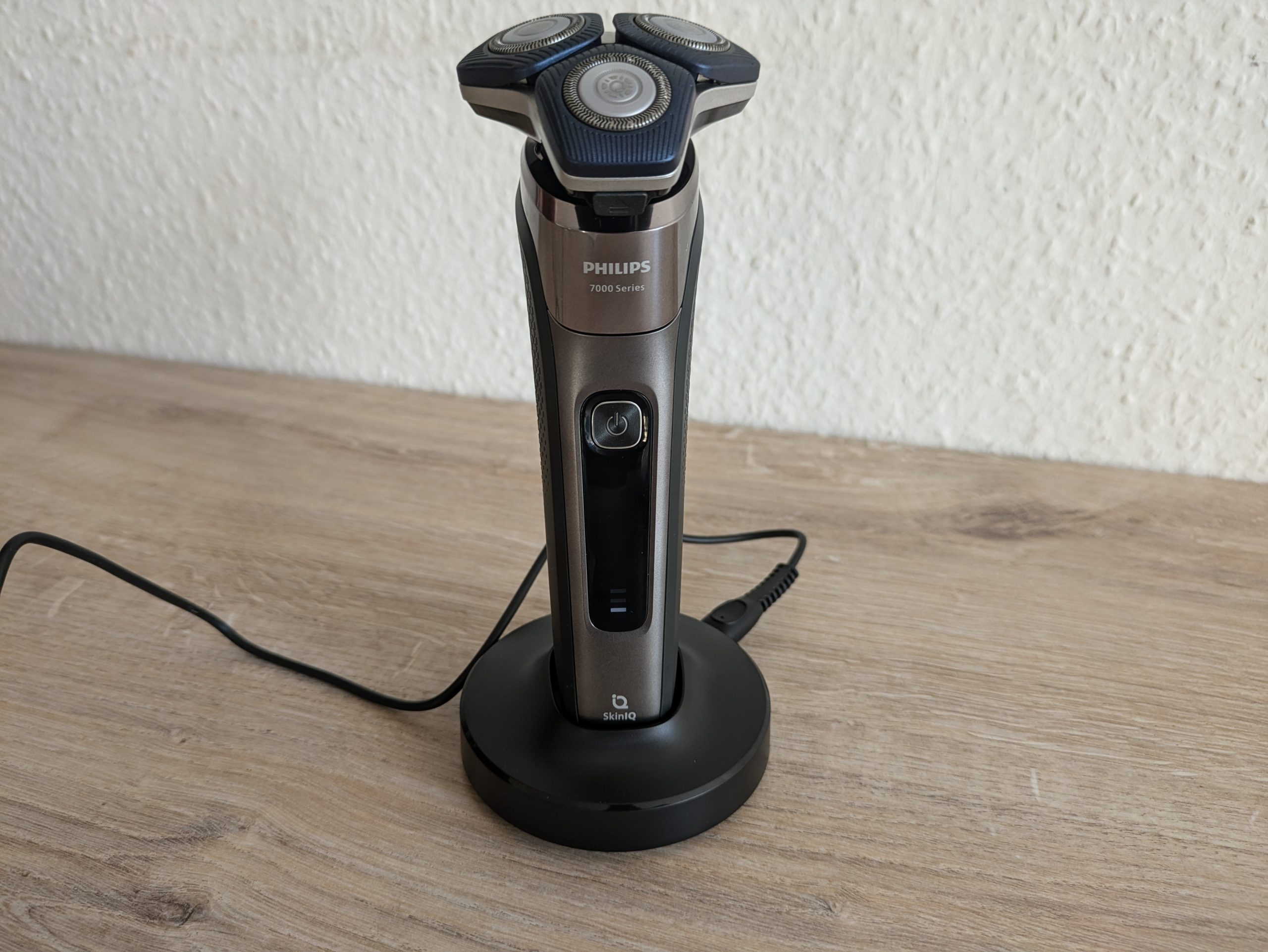 Philips Shaver Series 7000 Modell S788735 Rasierer in der Ladestation