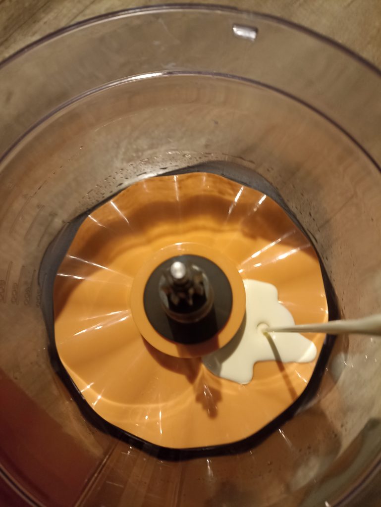 Philips Viva Collection Küchenmaschine, Sahne einfüllen