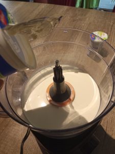 Philips Viva Collection Küchenmaschine, Sahne eingefüllt