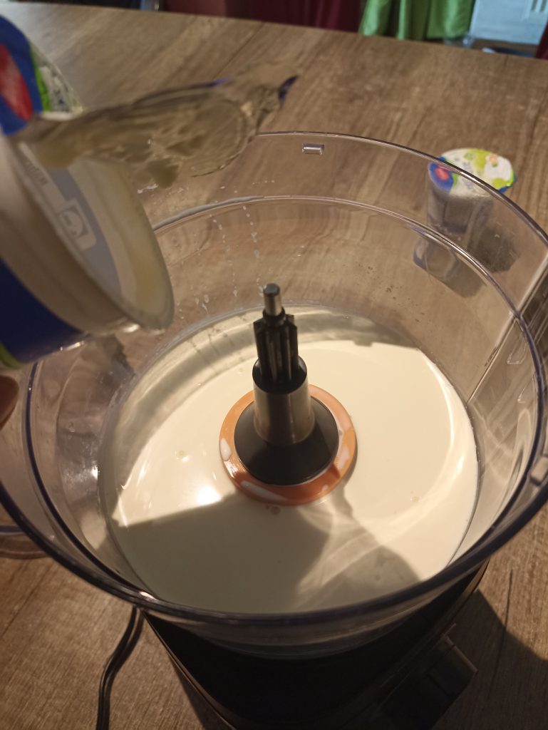 Philips Viva Collection Küchenmaschine, Sahne eingefüllt