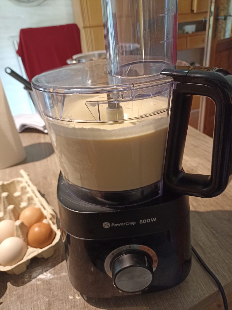 Philips Viva Collection Küchenmaschine, beim Mischen von Rührteig 2