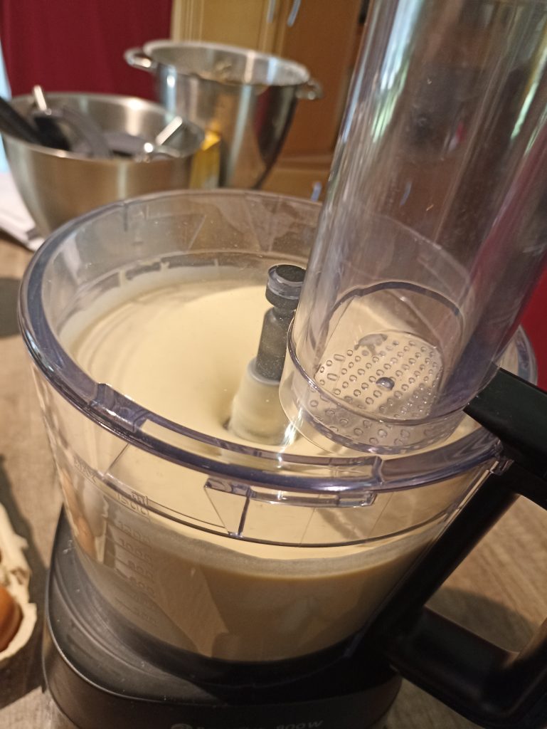 Philips Viva Collection Küchenmaschine. beim Mischen von Rührteig