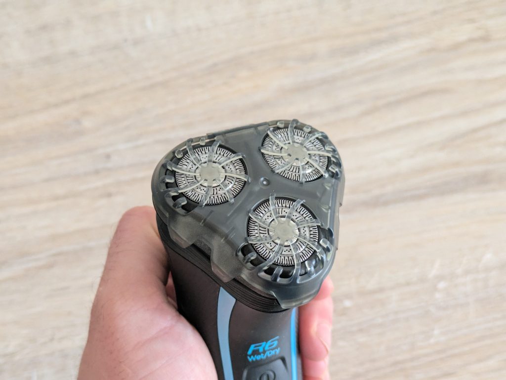 Remington R6 Aqua Rasierer mit Abdeckung