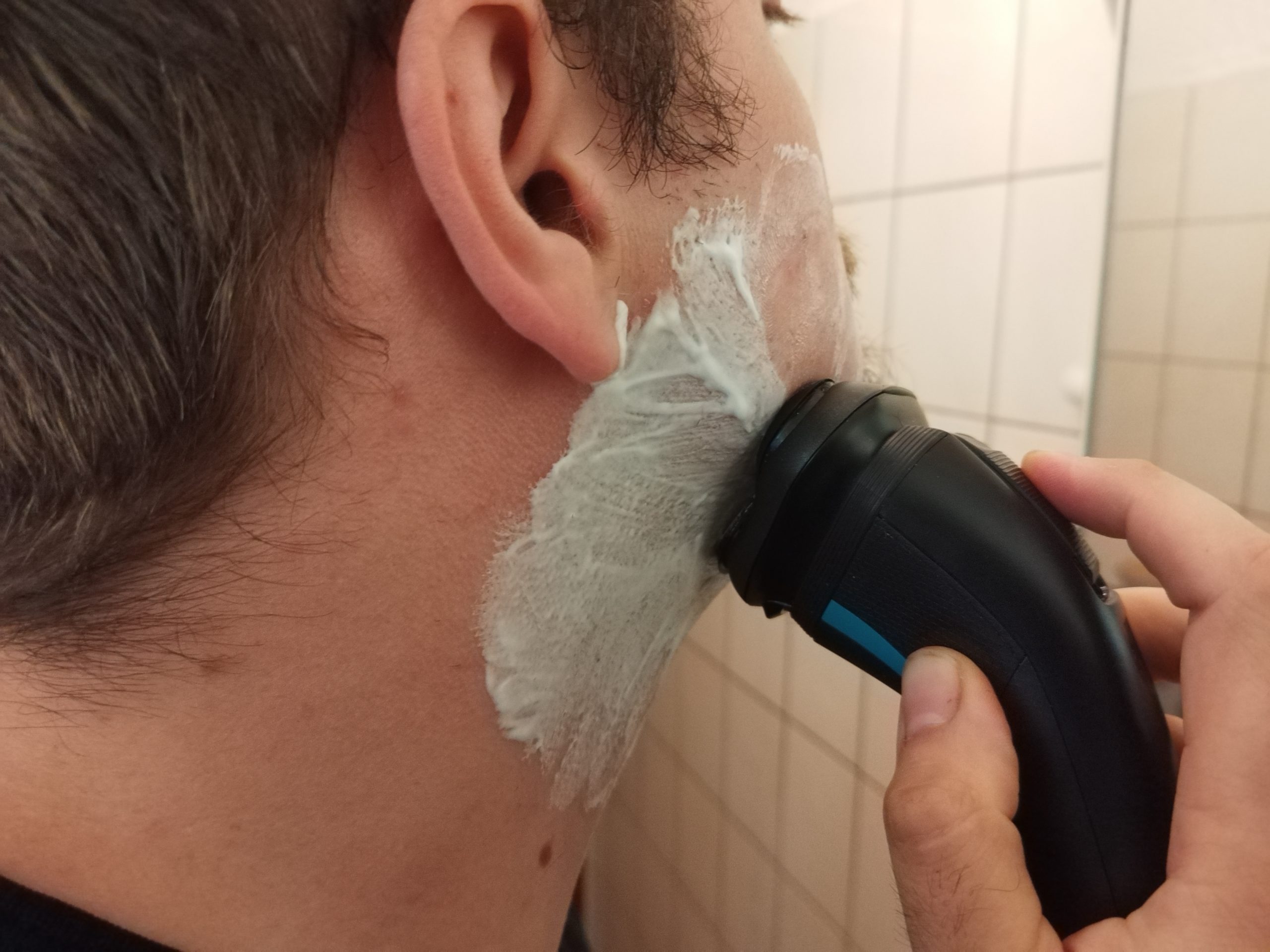 Remington R6 Aqua Rasierer mit Schaum
