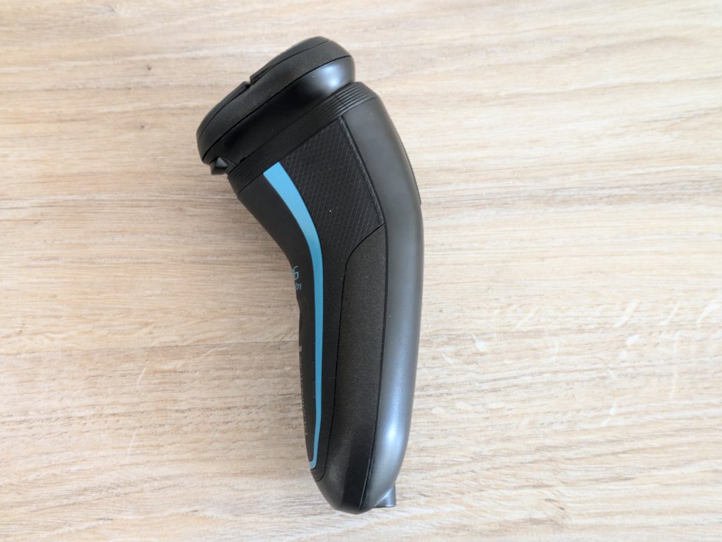 Remington R6 Aqua Rasierer von links