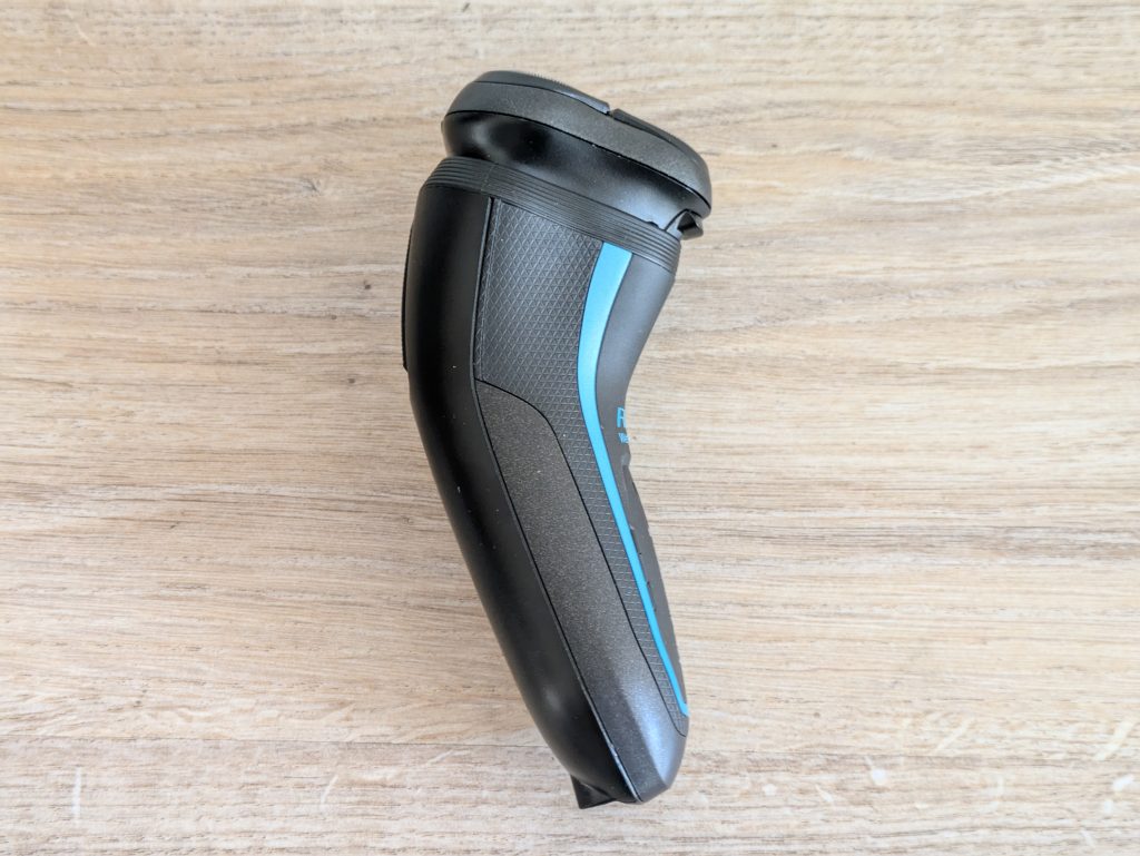 Remington R6 Aqua Rasierer von rechts