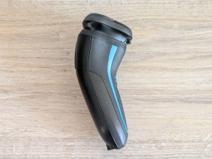 Remington R6 Aqua Rasierer von rechts