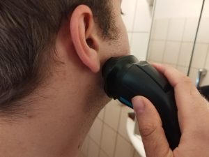 Remington-R6-Aqua-Rasierer-waehrend-der-Rasur