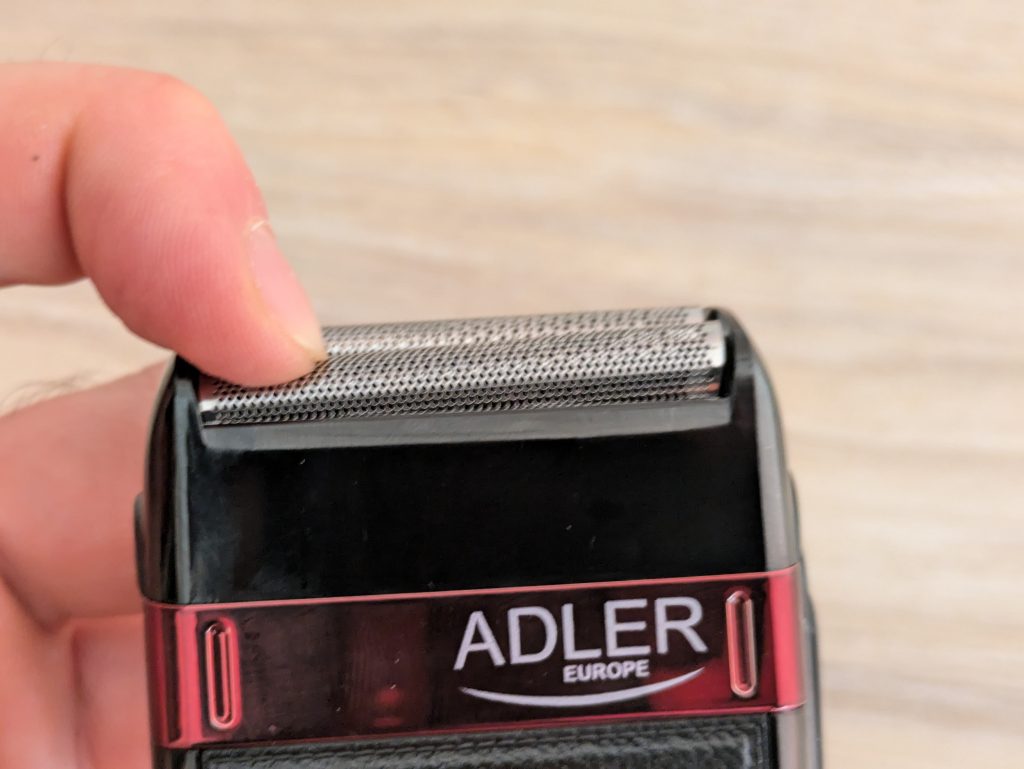 Scherfolien des ADLER AD 2923 Rasierer heruntergedrückt
