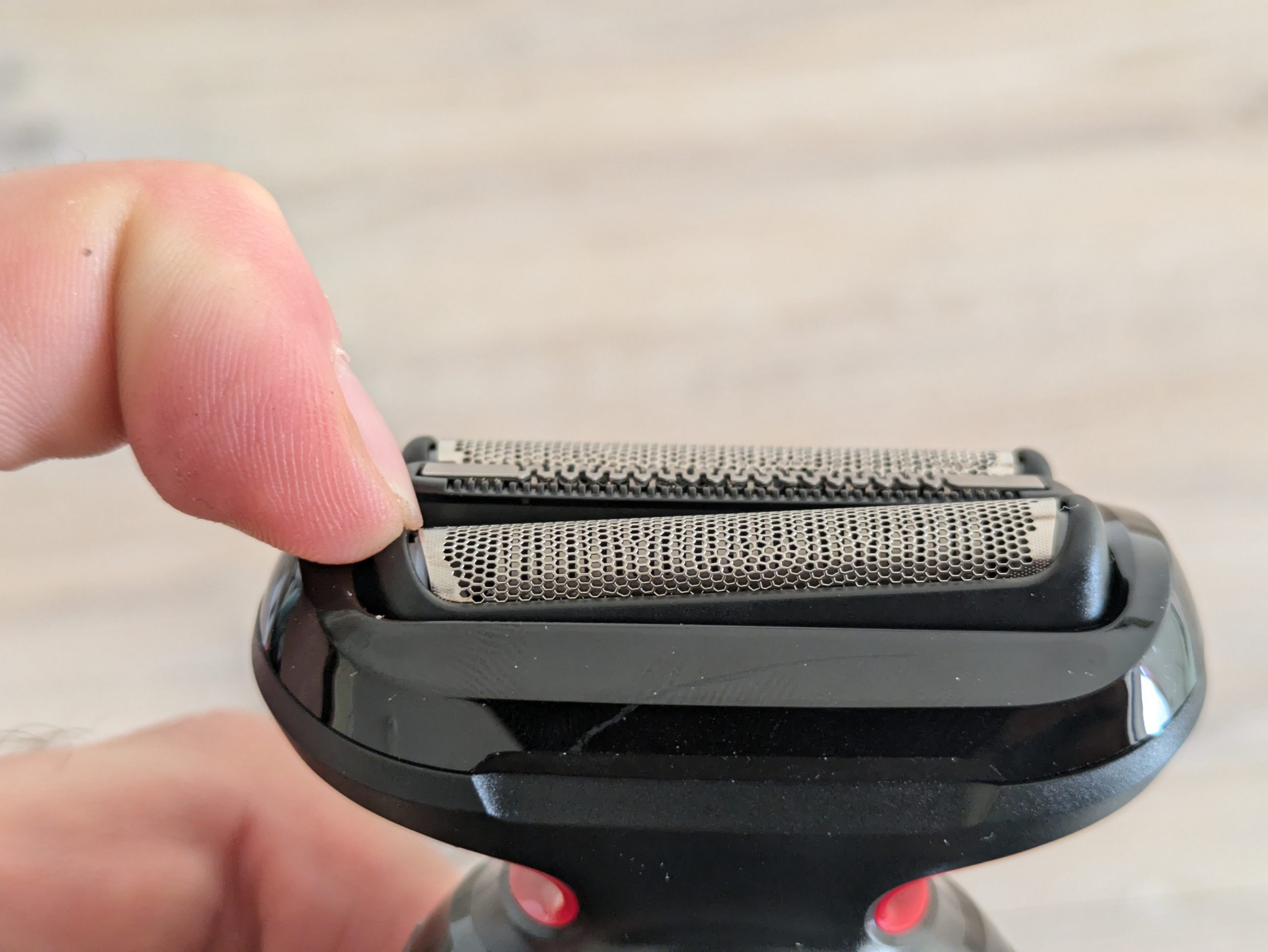 Scherkopf des Braun Series 5 51-R1000s Rasierer heruntergedrückt