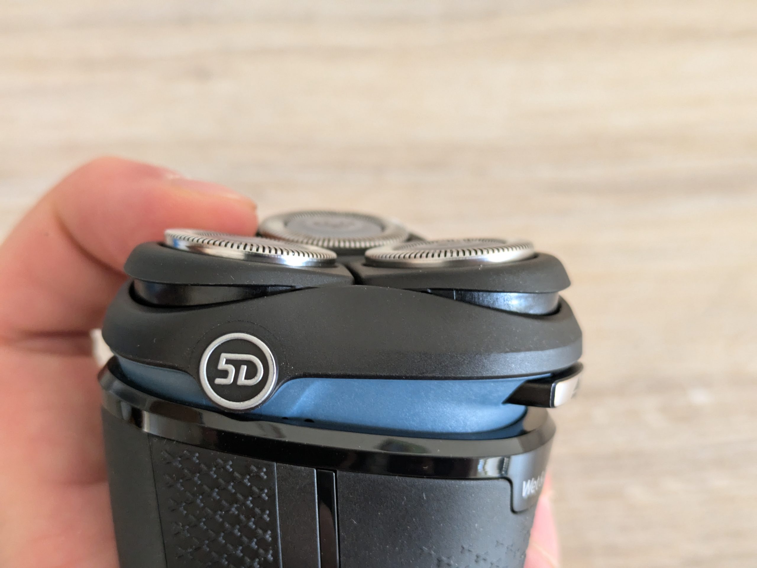Scherkopf des Philips Shaver Series 3000 Modell S314500 Rasierers von der Seite