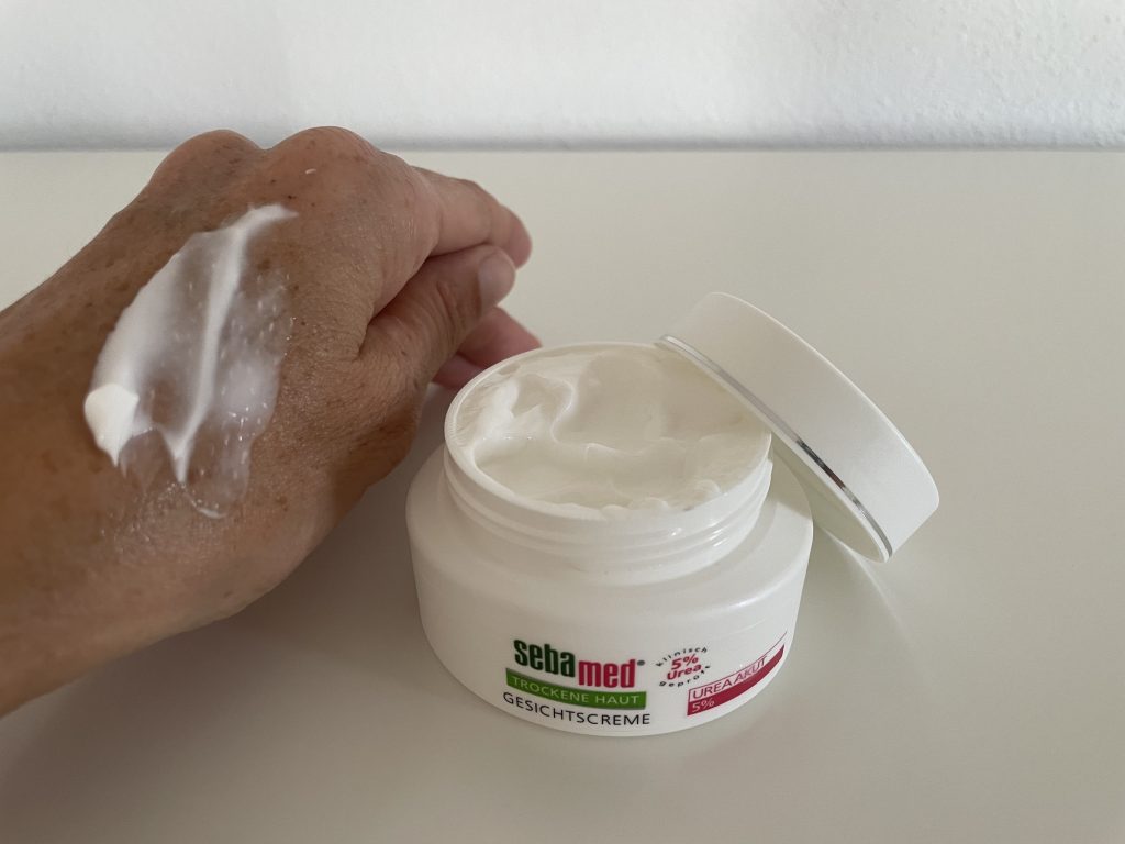 Sebamed Trockene Haut Urea Akut 5% Gesichtscreme auf der Hand