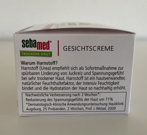 Sebamed Trockene Haut Urea Akut 5% Gesichtscreme in der Verpackung von der linken Seite