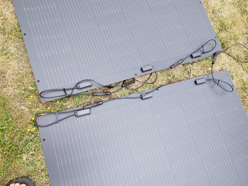 Solarpanele-des-Jackery-Navi-2000-Balkonkraftwerks-in-der-Nahanischt