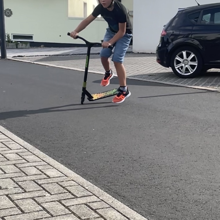 Stunt-Scooter Kickless 510432 von Schildkröt Kurvenlage
