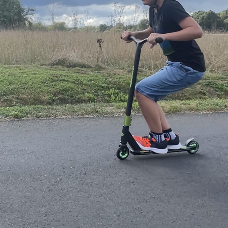 Stunt-Scooter Kickless 510432 von Schildkröt in Aktion