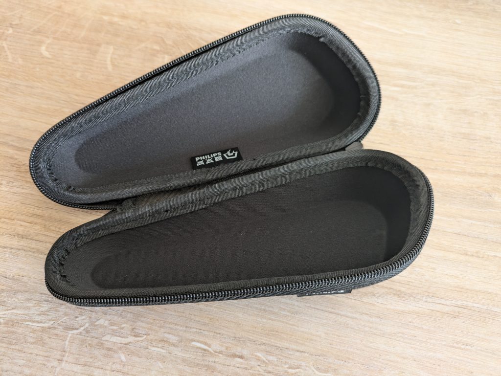 Tasche des Philips Shaver Series 7000 Modell S788735 Rasierers geöffnet