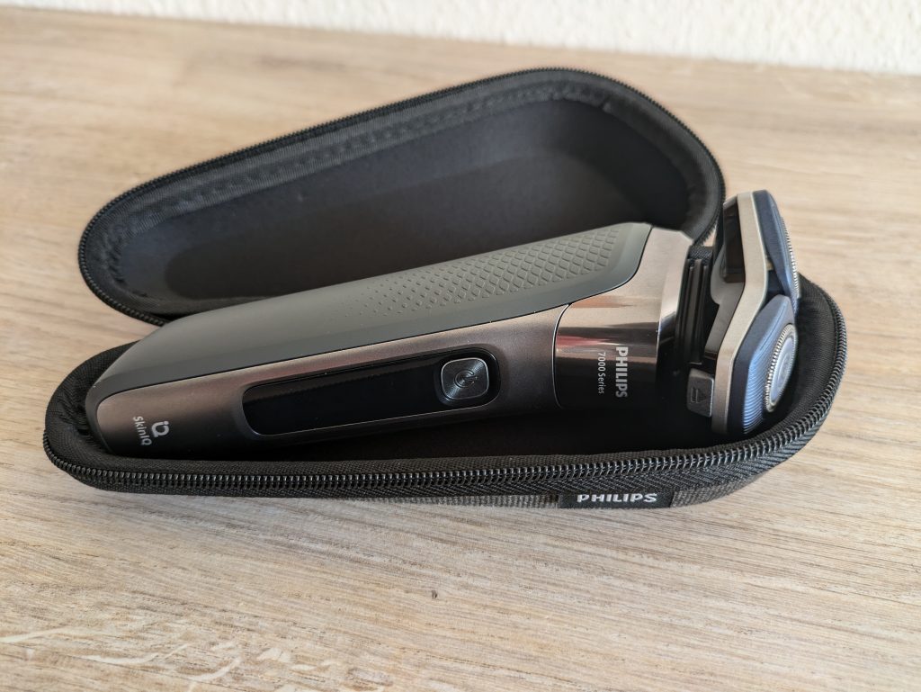 Tasche des Philips Shaver Series 7000 Modell S788735 Rasierers geöffnet mit Rasierer