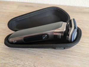 Tasche des Philips Shaver Series 7000 Modell S788735 Rasierers geöffnet mit Rasierer
