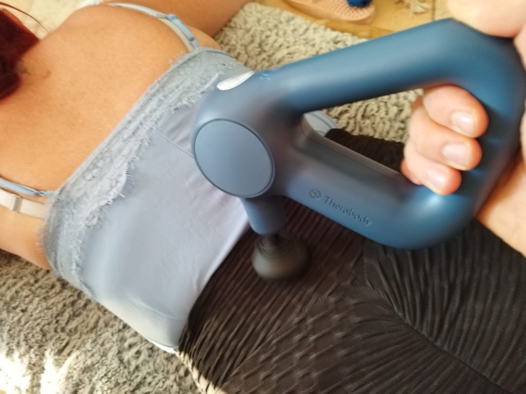 Theragun-Relief-Massagepistole-im-Einsatz