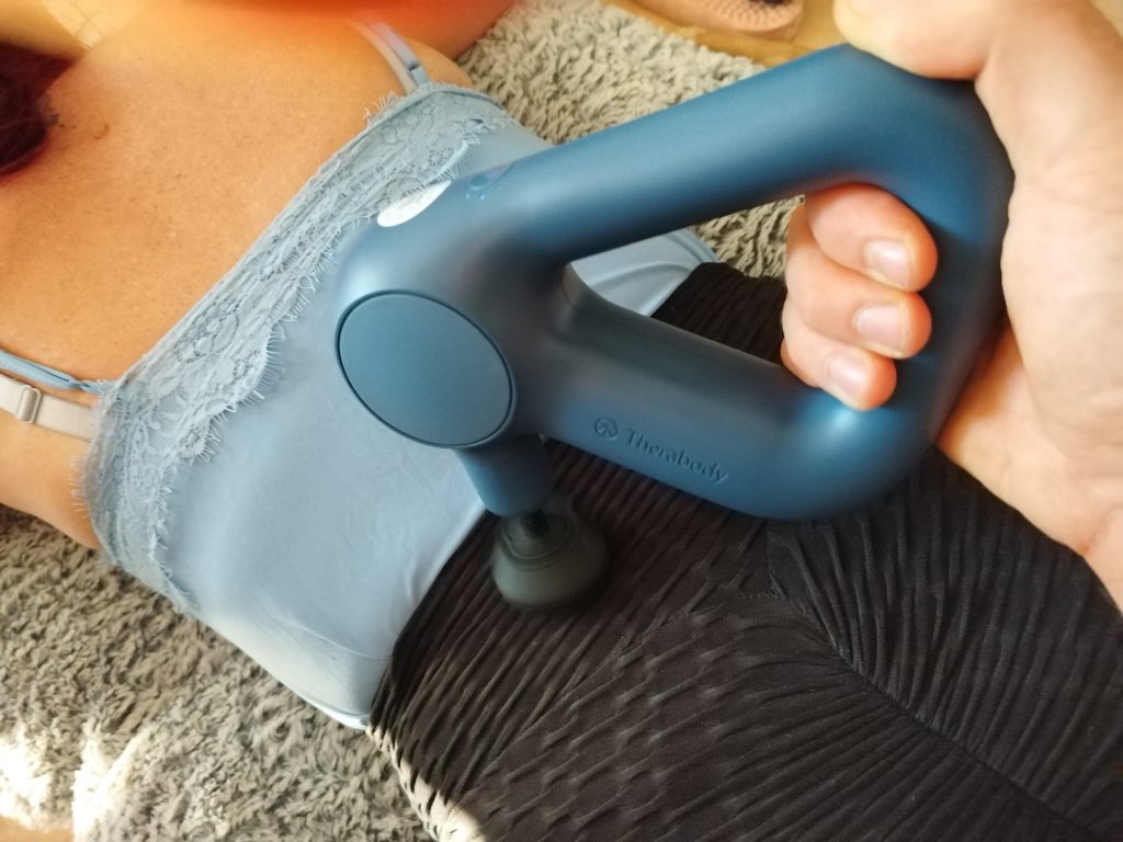 Theragun-Relief-Massagepistole-im-Einsatz-3