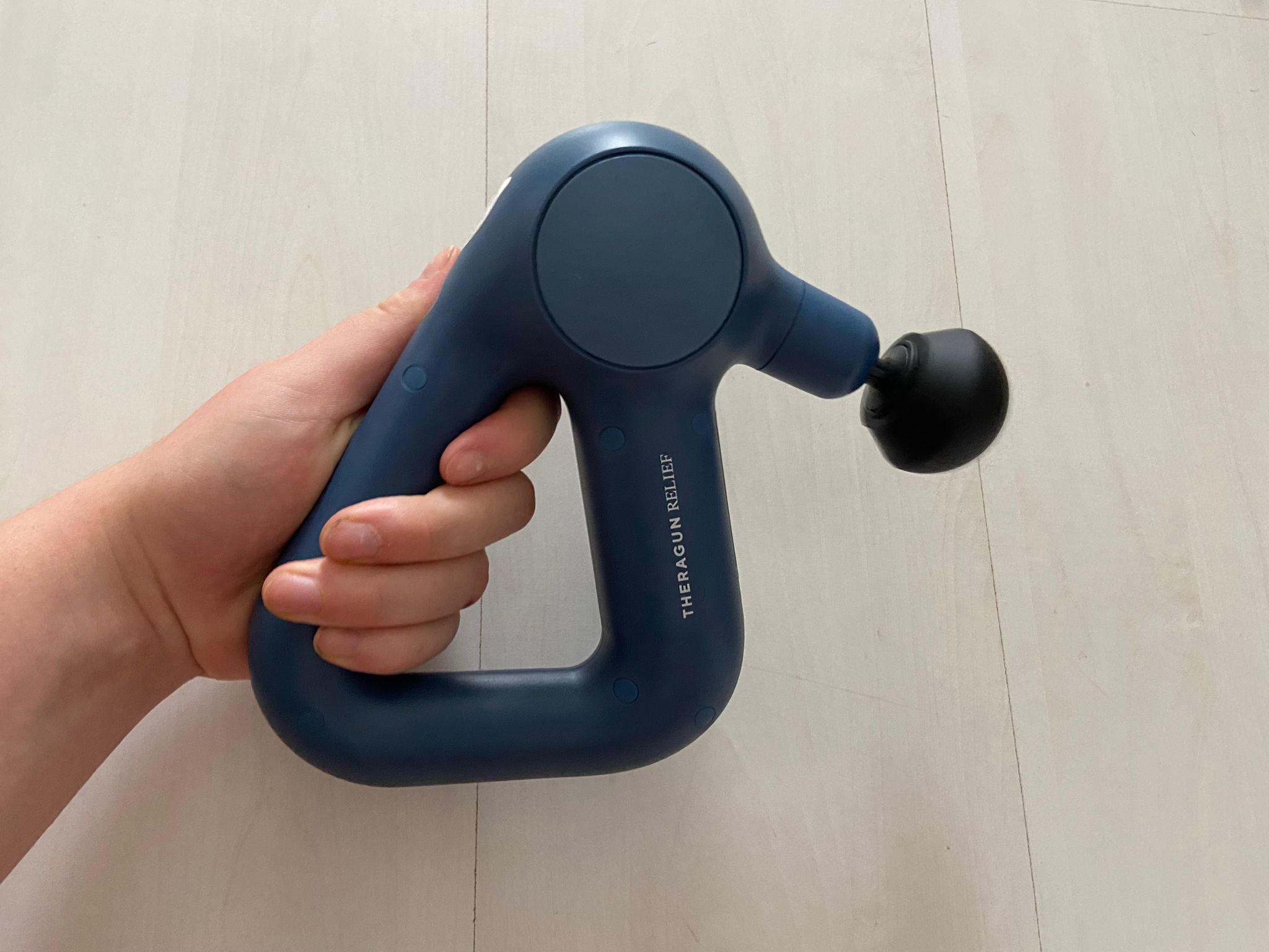 Theragun Relief Massagepistole in der Hand