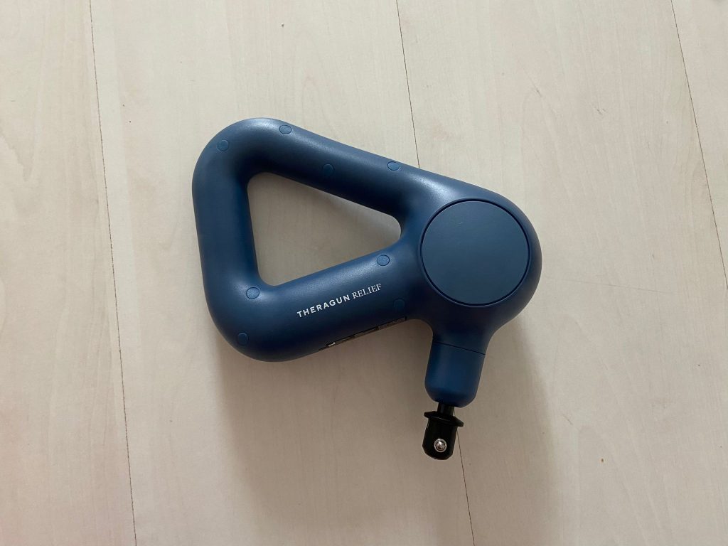 Theragun Relief Massagepistole von links