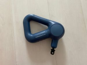 Theragun Relief Massagepistole von links